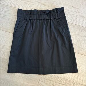 Banana Republic black miniskirt with pockets and ruffled waistband- size 4